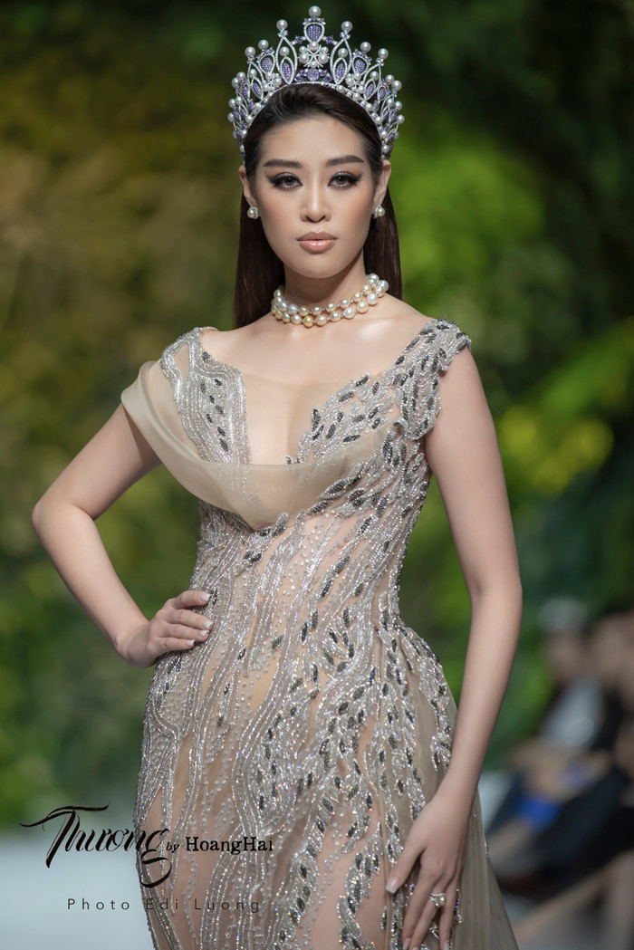 'Chị em Hoàn vũ' Mâu Thủy - Khánh Vân cùng 'Mẹ bỉm thần thái' Lan Khuê diễn Vedette thiêu đốt mọi ánh nhìn Ảnh 8