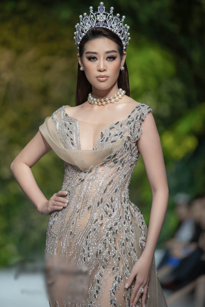 có kinh nghiệm làm mẫu từ trước, đồng thời đang trong quá trình training cho cuộc thi Miss Universe, thế nên dễ hiểu vì sao Khánh Vân khiến khán giả ngây ngất với thần thái sự uyển chuyển của mình.