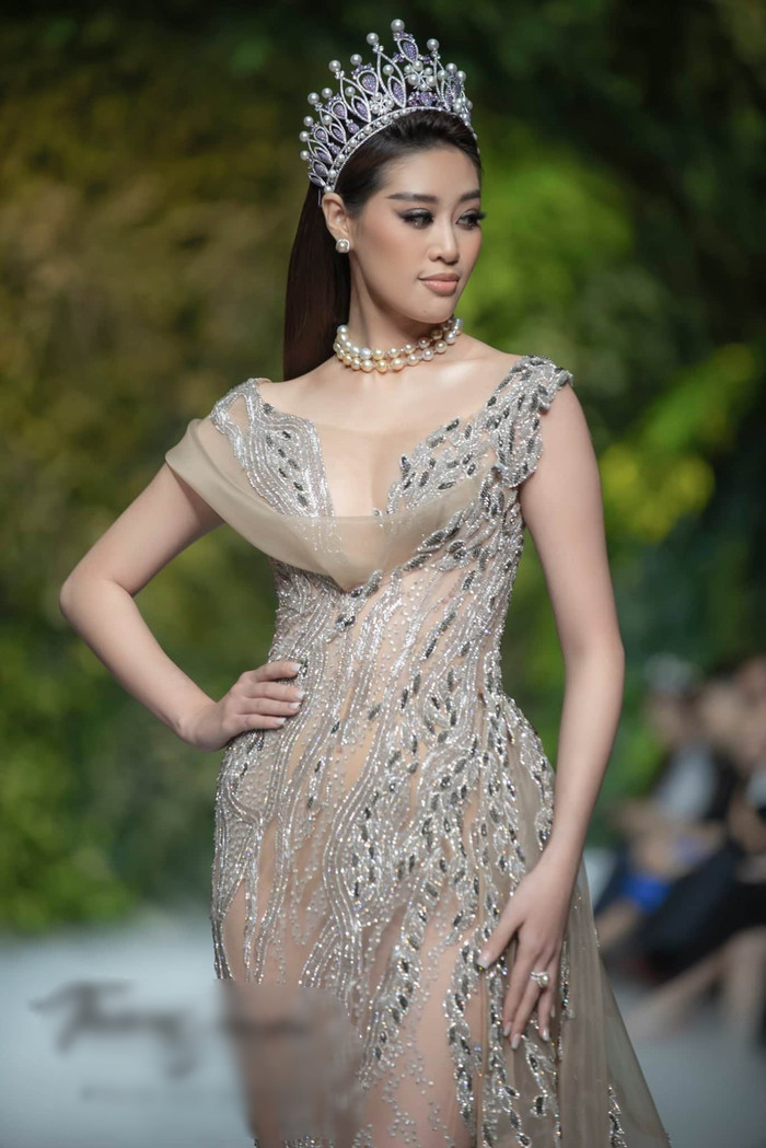 Chất liệu vải voan xuyên thấu nhẹ nhàng trong trẻo. Tuy nhiên, nhiều fan hâm mộ cho rằng nếu người đẹp đừng mang chiếc vòng cổ hạt trai có phần 'sến sẩm' thì tổng thể sẽ hoàn hảo hơn.