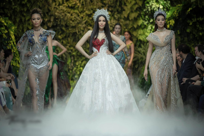 Xuất hiện lộng lẫy như nữ hoàng cùng Khánh Vân, Mâu Thủy, Lan Khuê khiến khán giả mê đắm vì nhan sắc, thần thái. 