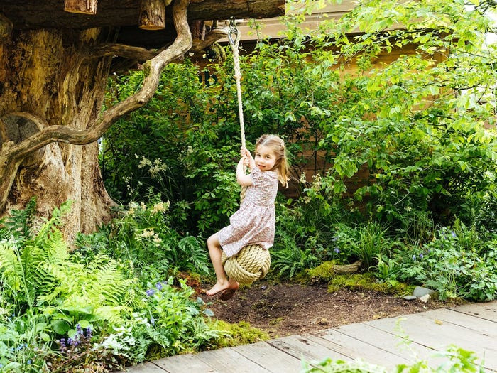 Công chúa 5 tuổi chơi trong vườn mà không cần giày. 