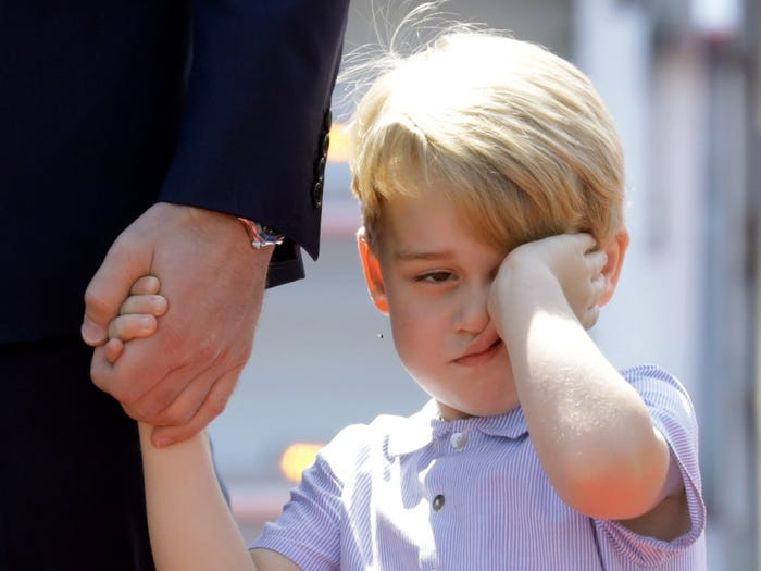 Hoàng tử George mới biết đi không vui vẻ gì với các cuộc gặp gỡ nguyên thủ quốc gia. 