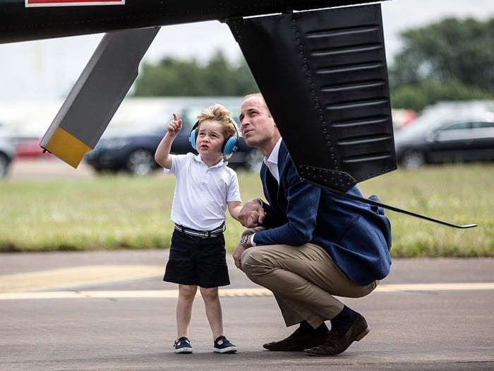 Nhưng cậu bé có rất nhiều đặc quyền vì là một Hoàng tử. Trong cuộc triển lãm quân sự của Royal International Air Tattoo năm 2016, Hoàng tử William dẫn con trai tham quan tận mắt trạm Không quân Hoàng gia. 