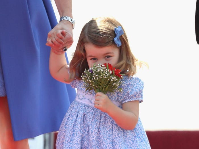 Khi chập chững biết đi cũng là lúc Charlotte tò mò về mọi thứ. Cô bé ngay lập tức ngửi bó hoa được tặng ở sân bay Berlin Tegel. 