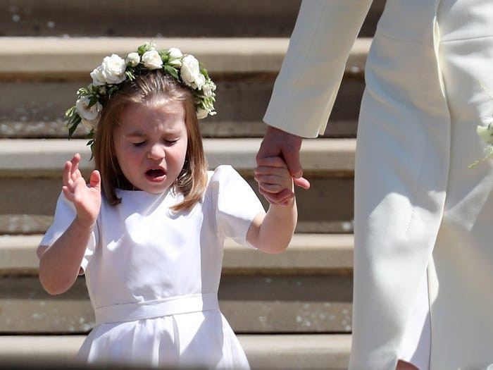 Trong đám cưới của Hoàng tử Harry, Charlotte bị chụp lại khoảnh khắc chuẩn bị hắt hơi. 