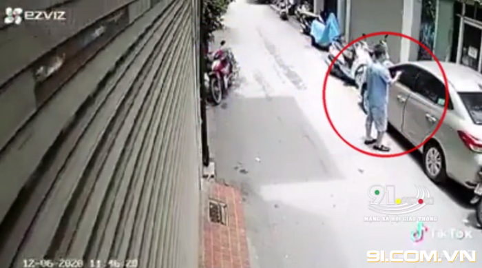 Tài xế đỗ xe chắn kín cửa nhà hàng xóm.