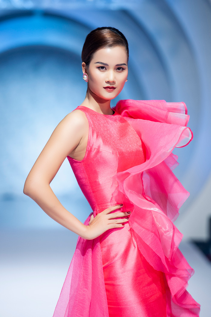 Lynk Lee run rẩy xúc động khi lần đầu làm vedette show thời trang, khán giả cũng rưng rưng theo Ảnh 8