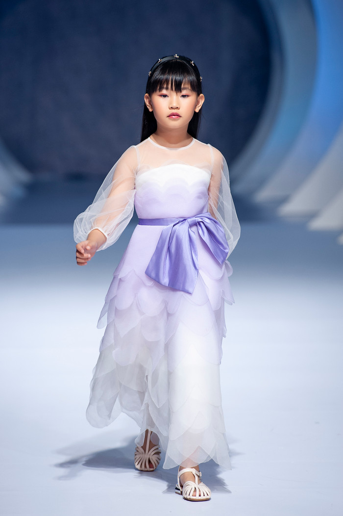 Lynk Lee run rẩy xúc động khi lần đầu làm vedette show thời trang, khán giả cũng rưng rưng theo Ảnh 6