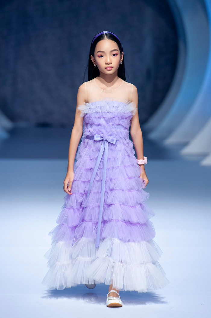 Lynk Lee run rẩy xúc động khi lần đầu làm vedette show thời trang, khán giả cũng rưng rưng theo Ảnh 5