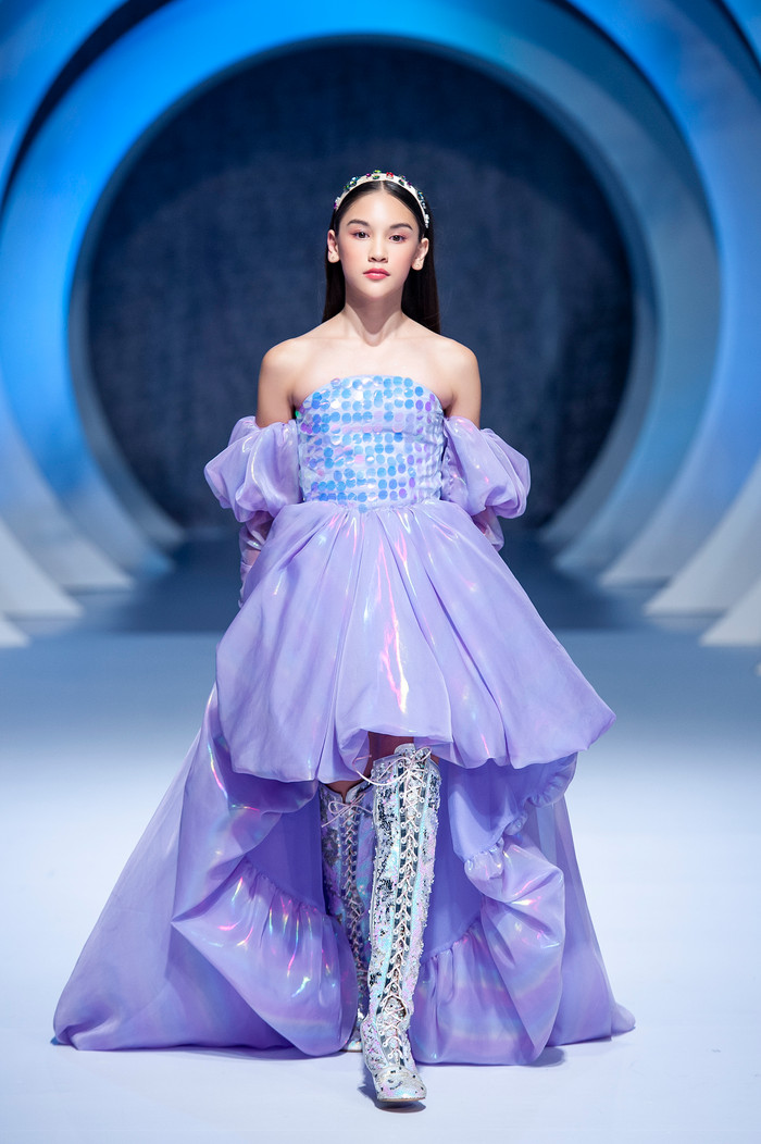 Lynk Lee run rẩy xúc động khi lần đầu làm vedette show thời trang, khán giả cũng rưng rưng theo Ảnh 3