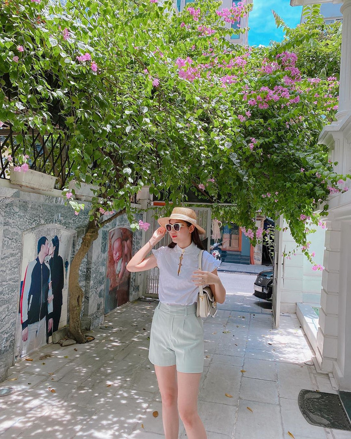 Á hậu Thanh Tú sang trọng khi diện style thời trang mùa hè đơn giản.