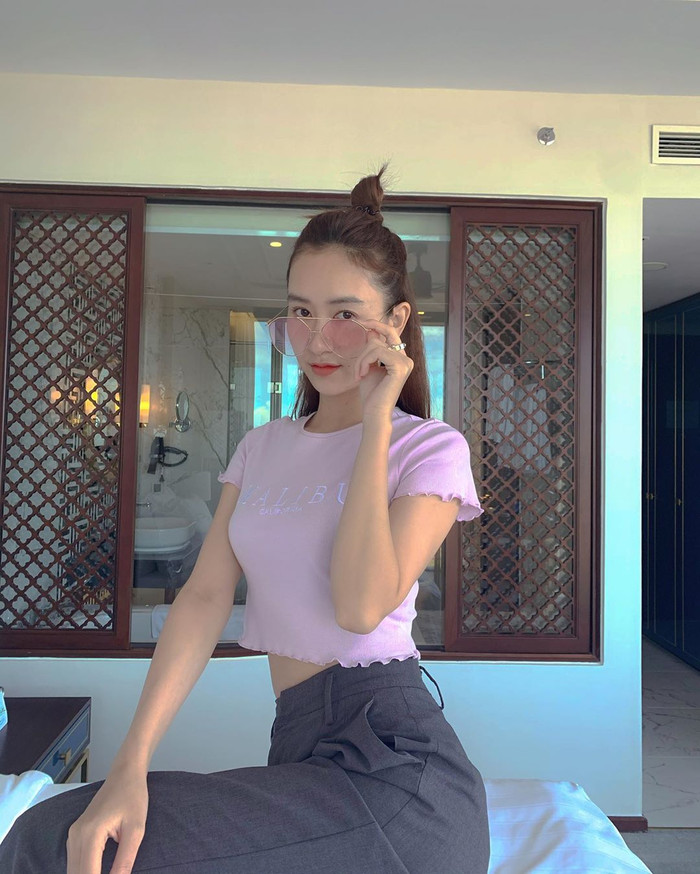 Á hậu Hà Thu tạo dáng khoe eo thon, mông cong quyến rũ.