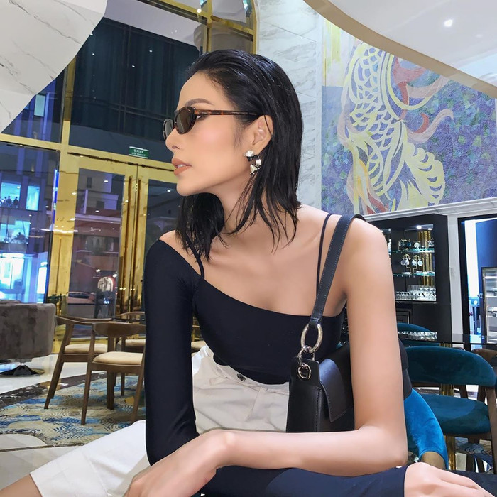 Á hậu Hoàng Thùy khiến fan sắc đẹp bất ngờ với phong cách thời trang cá tính. Người đẹp hài hước chia sẻ đây là style đậm chất cô gái những năm 2000.