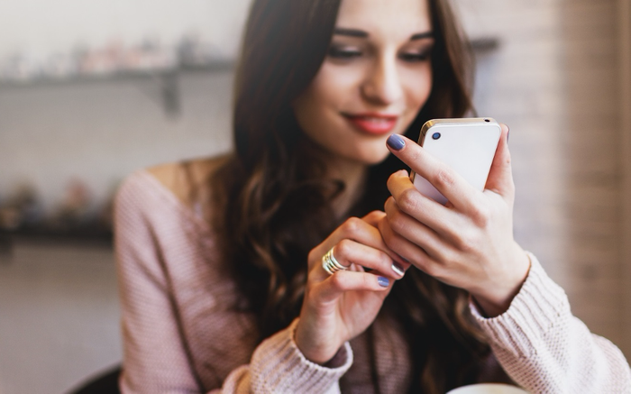 Cách cầm điện thoại bật mí điều gì về tính cách và tình yêu của bạn? Ảnh 2