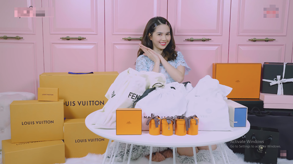 Sao Việt khiến fan mắt chữ O miệng chữ A vì tủ đồ hàng hiệu đắt ngang căn penthouse Ảnh 1