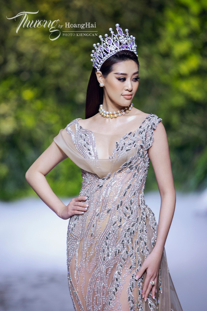 Khánh Vân đội vương miện Brave Heart diện váy 10.000 đô la diễn First Face lộng lẫy như nữ hoàng Ảnh 9