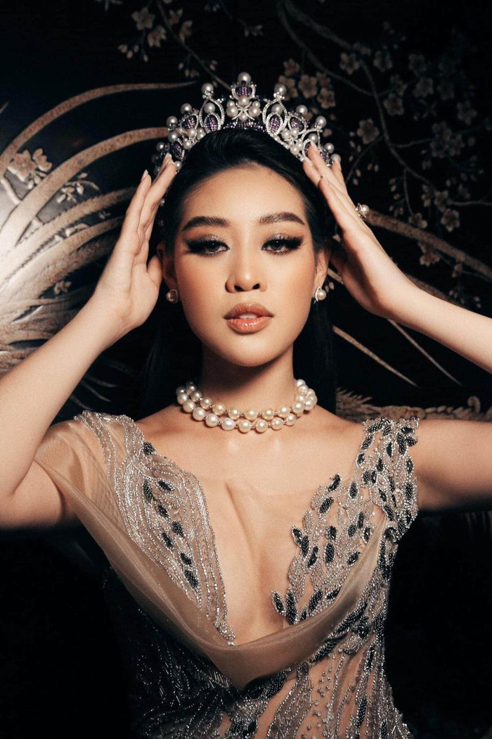 Khánh Vân đội vương miện Brave Heart diện váy 10.000 đô la diễn First Face lộng lẫy như nữ hoàng Ảnh 9