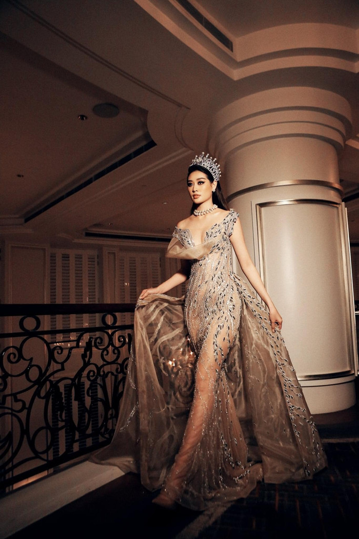 Khánh Vân đội vương miện Brave Heart diện váy 10.000 đô la diễn First Face lộng lẫy như nữ hoàng Ảnh 10