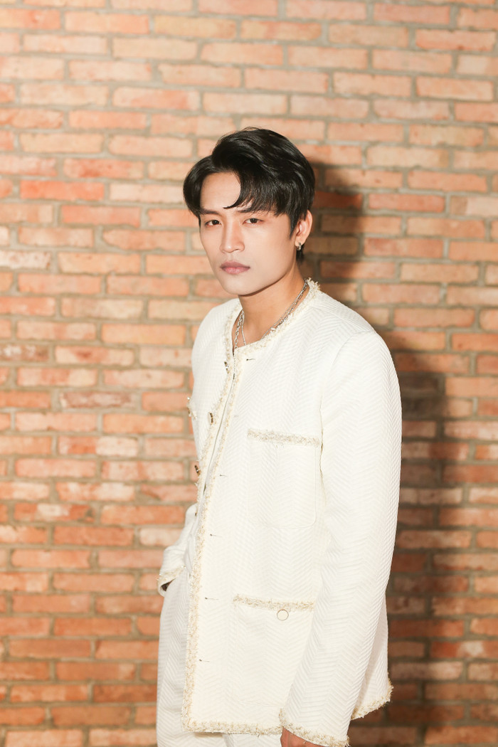 Hình ảnh của Việt Thắng trong ngày ra mắt MV mới.