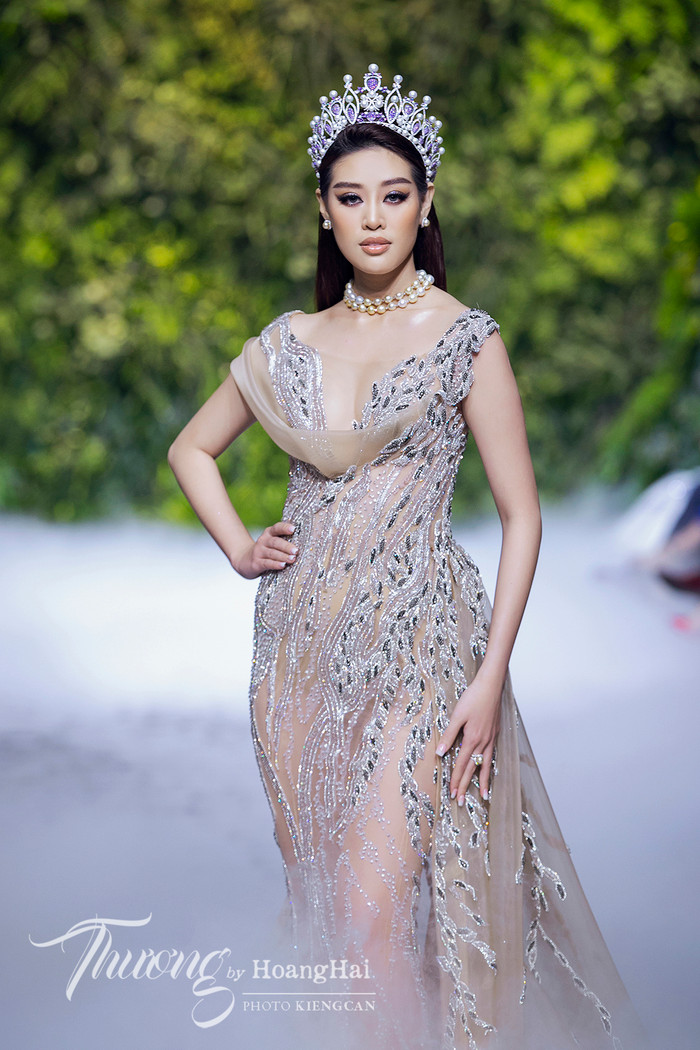 Lần đầu tiên đội vương miện tiến tỷ trình diễn thời trang, Hoa hậu Khánh Vân không giấu được niềm hạnh phúc. 
