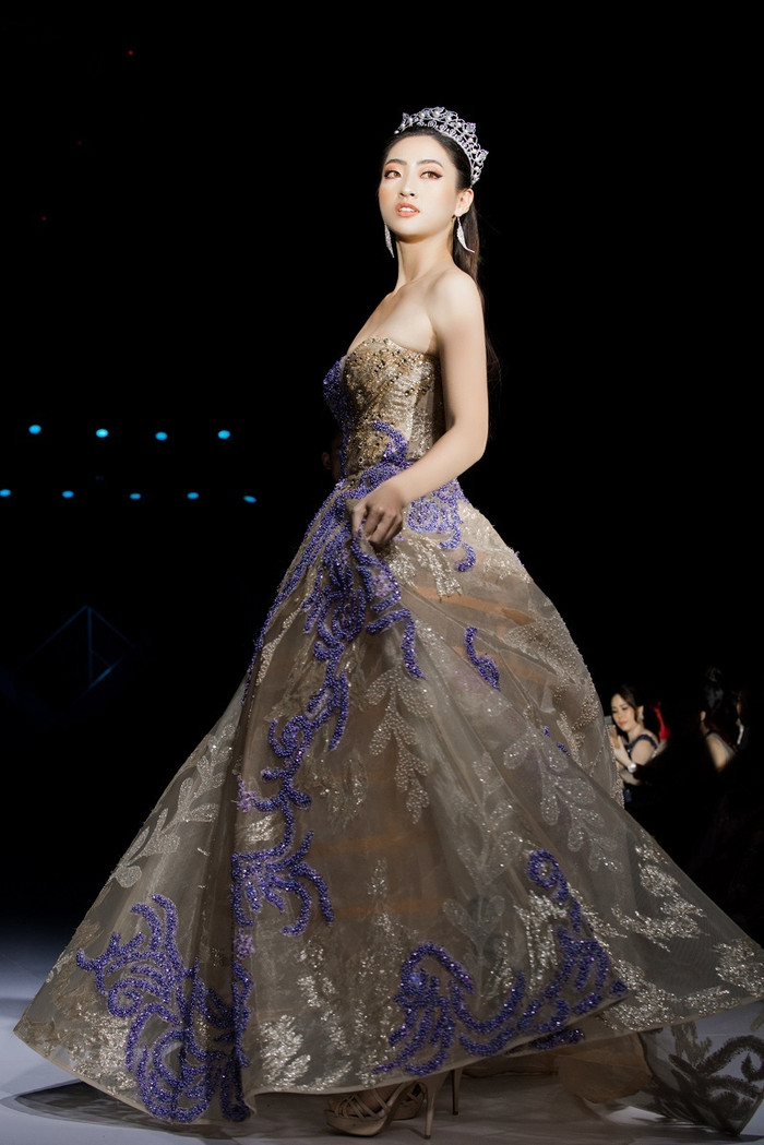 'Đúng là vương miện của Hoa hậu Lương Thùy Linh bị gãy khúc đỉnh đầu. Tuy nhiên chúng ta an tâm chiếc vương miện này chỉ là phiên bản còn vương miện thật đang được Lương Thùy Linh và ê kíp bảo quản rất kỉ lưỡng.' Đại diện Hoa hậu nói.