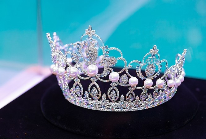 Cận cảnh vương miện 3 tỷ đồng của Lương Thùy Linh. Chiếc vương miện được tạo nên từ vàng kết hợp cùng 12 viên ngọc trai Akoya, 9 viên ngọc trai South Sea, 1641 viên kim cương và 581 viên đá Aquamarine.