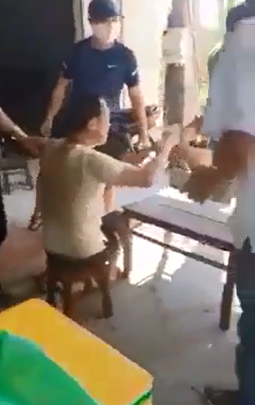 Người đàn ông Trung Quốc bị cơ quan chức năng bắt giữ.