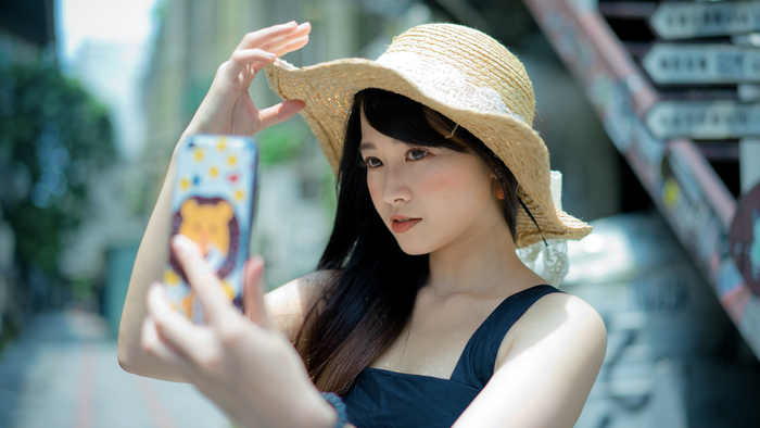 Chụp ảnh “sống ảo” đã trở thành một xu thế và trào lưu của giới trẻ hiện nay. (Ảnh: Tommy Huang from Pexels)