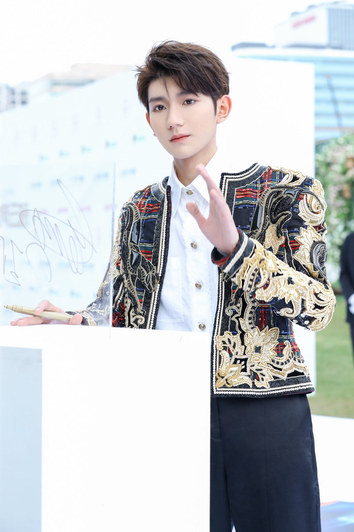 Không chỉ thưởng thức âm nhạc, khán giả còn được chiêm ngưỡng những visual xinh lung linh tại 'Đông phương phong vân bảng lần thứ 27' Ảnh 4