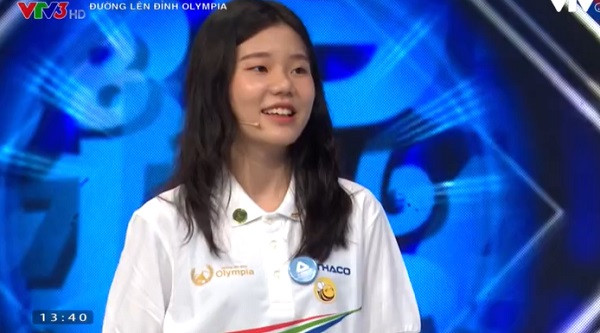 Nữ sinh Khánh Linh thể hiện bản lĩnh của mình khi nhấn chuông xin trả lời chướng ngại vật ngay ở câu hỏi đầu tiên. Ảnh chụp màn hình