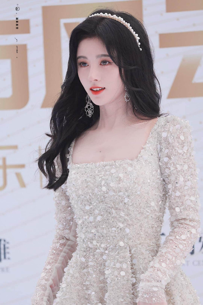 Cúc Tịnh Y hóa công chúa Bạch Tuyết trên thảm đỏ sự kiện Đông Phương Phong Vân Bảng Ảnh 7