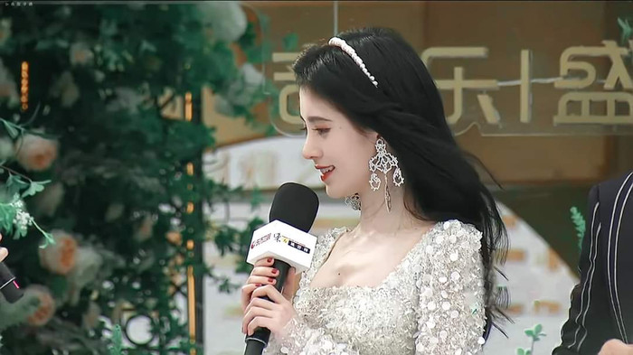 Cúc Tịnh Y hóa công chúa Bạch Tuyết trên thảm đỏ sự kiện Đông Phương Phong Vân Bảng Ảnh 15