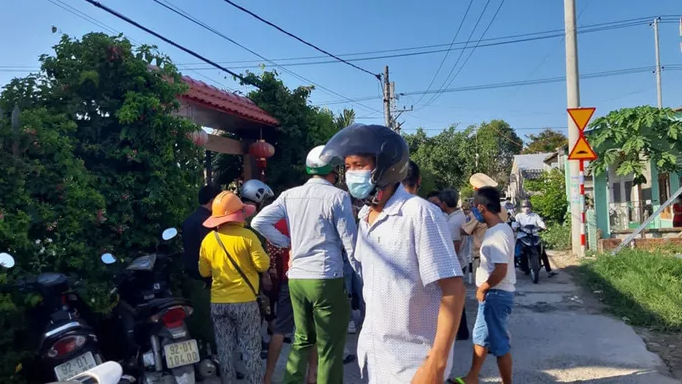 Cơ quan chức năng kiểm tra khu lưu trú có nhóm người Trung Quốc tại phường Điện Dương vào chiều 18/7. Ảnh: Báo Người Lao Động