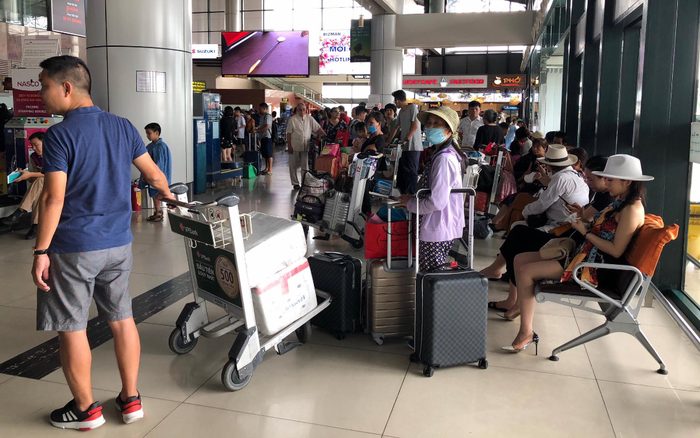 Sửa đường băng ở Nội Bài và Tân Sơn Nhất: Khách đứng vạ vật mệt mỏi ở sân bay, lên máy bay trước cả tiếng mới cất cánh Ảnh 2