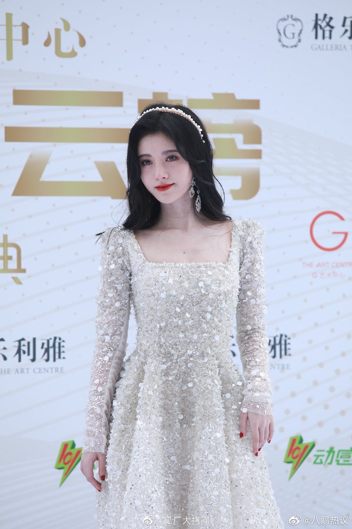 Cúc Tịnh Y cao quý, Mạnh Mỹ Kỳ xinh đẹp, Lý Nghệ Đồng như 'đắc tội' với stylist Ảnh 6