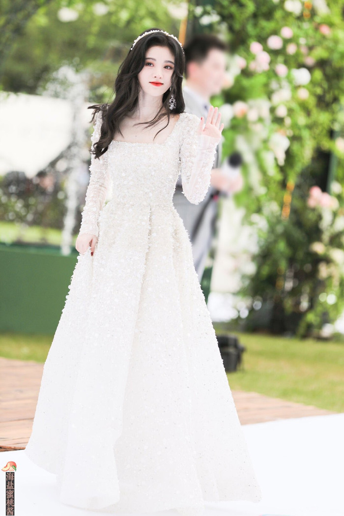 Cúc Tịnh Y cao quý, Mạnh Mỹ Kỳ xinh đẹp, Lý Nghệ Đồng như 'đắc tội' với stylist Ảnh 11