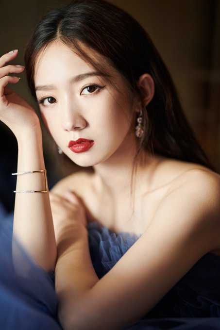 Cúc Tịnh Y cao quý, Mạnh Mỹ Kỳ xinh đẹp, Lý Nghệ Đồng như 'đắc tội' với stylist Ảnh 20