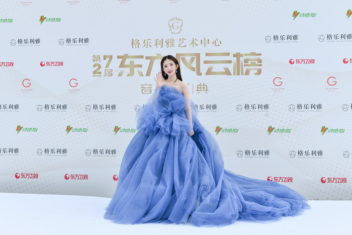 Cúc Tịnh Y cao quý, Mạnh Mỹ Kỳ xinh đẹp, Lý Nghệ Đồng như 'đắc tội' với stylist Ảnh 16