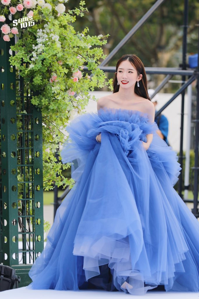 Cúc Tịnh Y cao quý, Mạnh Mỹ Kỳ xinh đẹp, Lý Nghệ Đồng như 'đắc tội' với stylist Ảnh 17