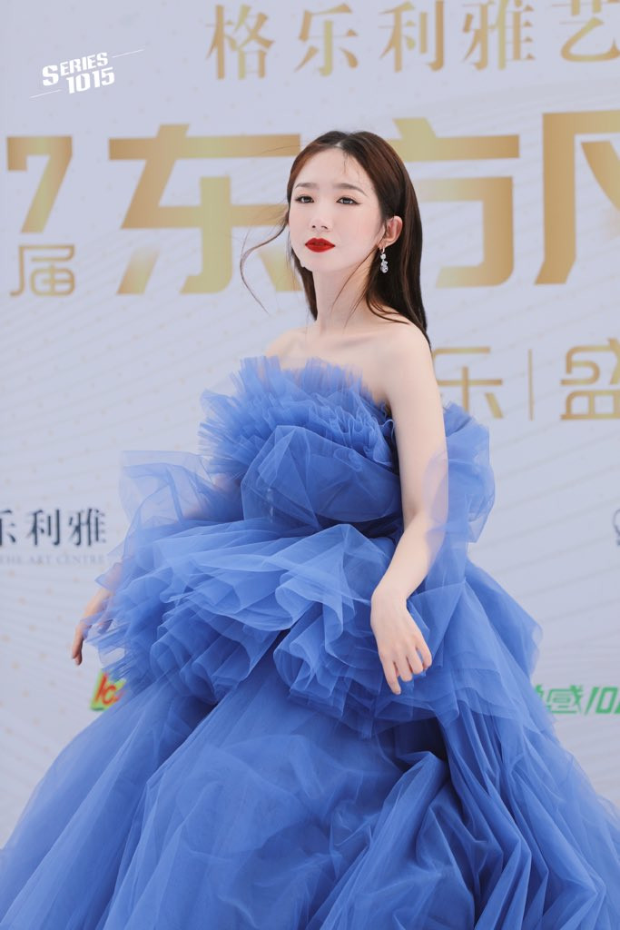 Cúc Tịnh Y cao quý, Mạnh Mỹ Kỳ xinh đẹp, Lý Nghệ Đồng như 'đắc tội' với stylist Ảnh 18