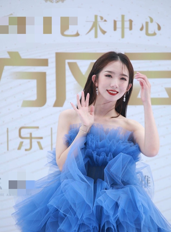 Cúc Tịnh Y cao quý, Mạnh Mỹ Kỳ xinh đẹp, Lý Nghệ Đồng như 'đắc tội' với stylist Ảnh 4