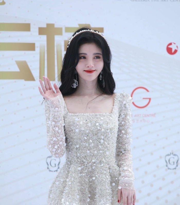 Cúc Tịnh Y cao quý, Mạnh Mỹ Kỳ xinh đẹp, Lý Nghệ Đồng như 'đắc tội' với stylist Ảnh 3