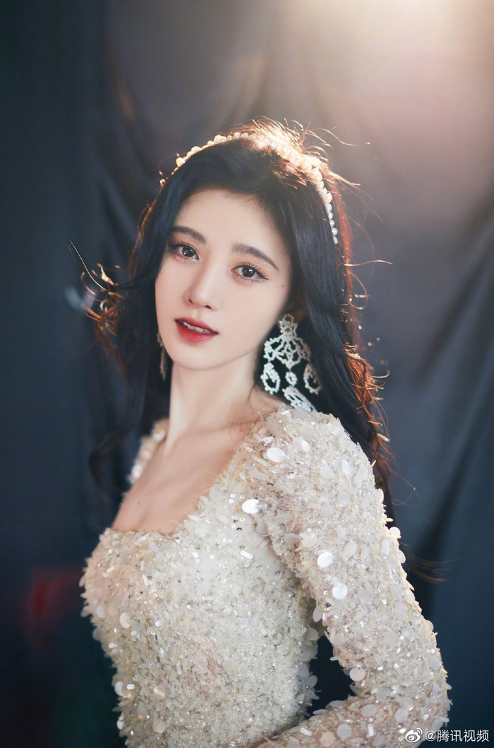 Cúc Tịnh Y cao quý, Mạnh Mỹ Kỳ xinh đẹp, Lý Nghệ Đồng như 'đắc tội' với stylist Ảnh 12