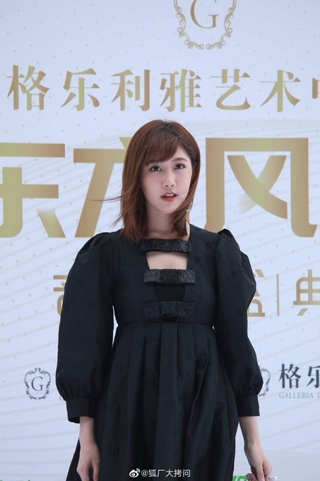 Cúc Tịnh Y cao quý, Mạnh Mỹ Kỳ xinh đẹp, Lý Nghệ Đồng như 'đắc tội' với stylist Ảnh 29