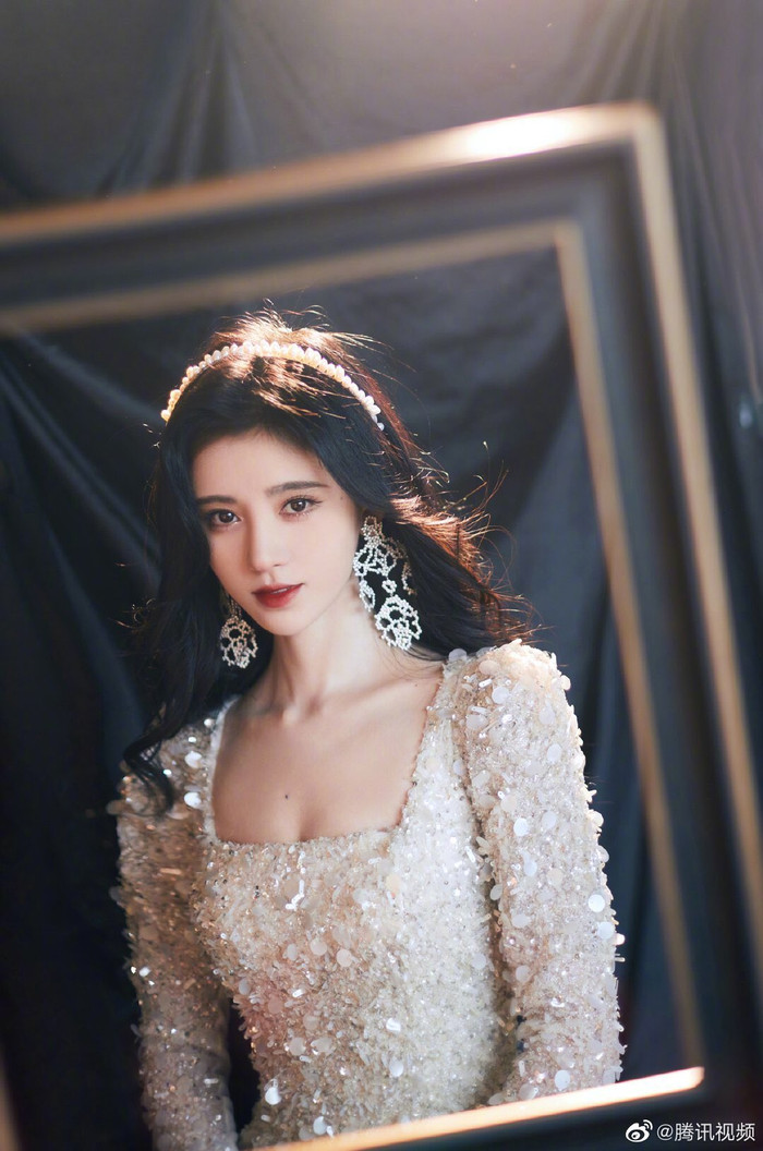 Cúc Tịnh Y cao quý, Mạnh Mỹ Kỳ xinh đẹp, Lý Nghệ Đồng như 'đắc tội' với stylist Ảnh 14