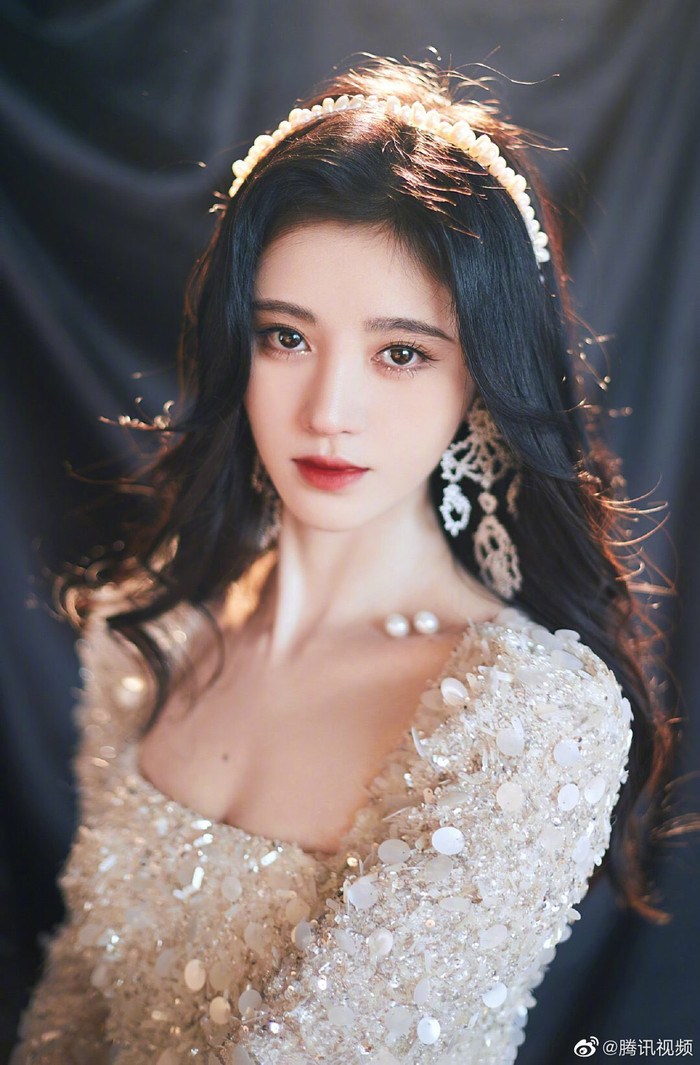 Cúc Tịnh Y cao quý, Mạnh Mỹ Kỳ xinh đẹp, Lý Nghệ Đồng như 'đắc tội' với stylist Ảnh 15