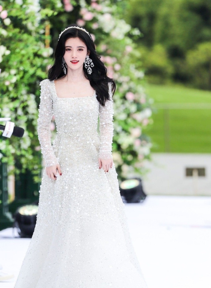 Cúc Tịnh Y cao quý, Mạnh Mỹ Kỳ xinh đẹp, Lý Nghệ Đồng như 'đắc tội' với stylist Ảnh 7