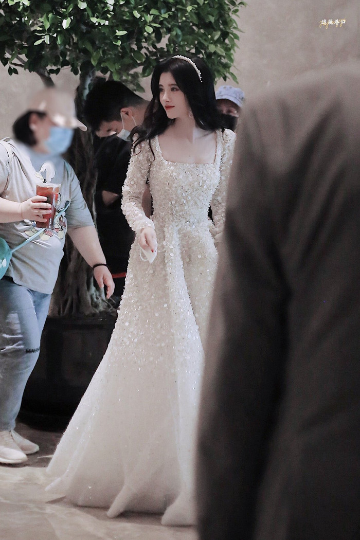 Cúc Tịnh Y cao quý, Mạnh Mỹ Kỳ xinh đẹp, Lý Nghệ Đồng như 'đắc tội' với stylist Ảnh 8