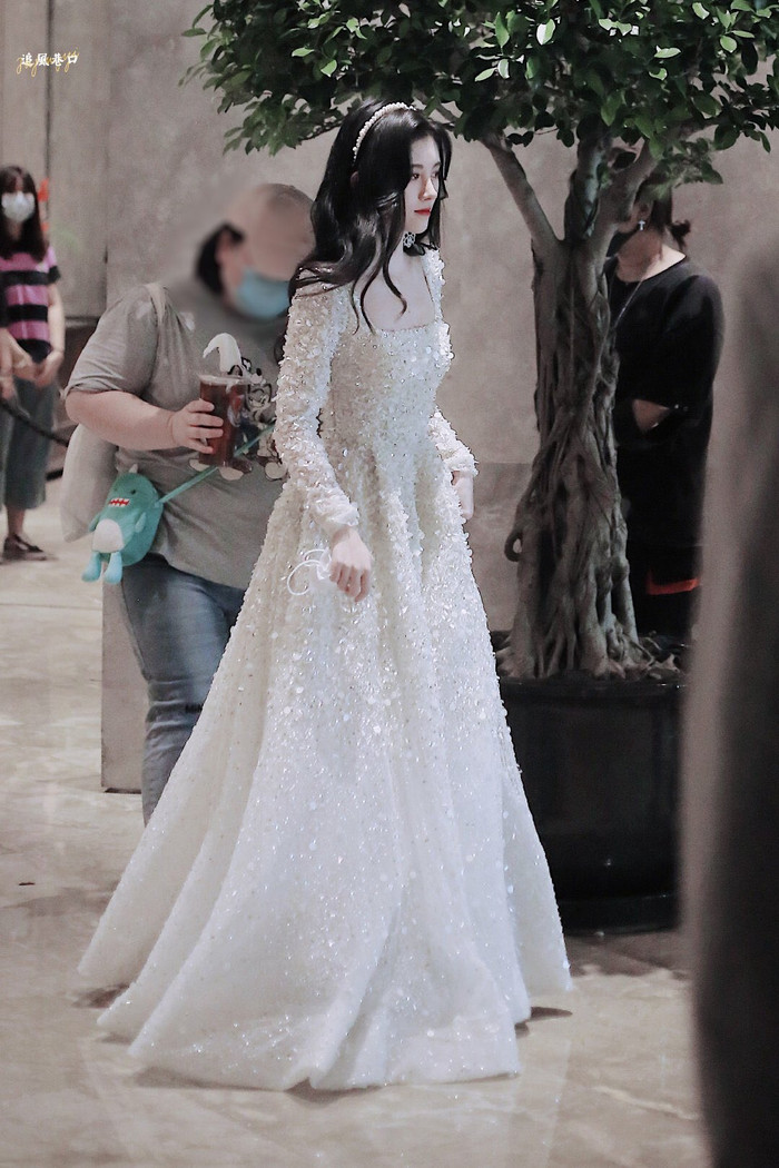 Cúc Tịnh Y cao quý, Mạnh Mỹ Kỳ xinh đẹp, Lý Nghệ Đồng như 'đắc tội' với stylist Ảnh 9