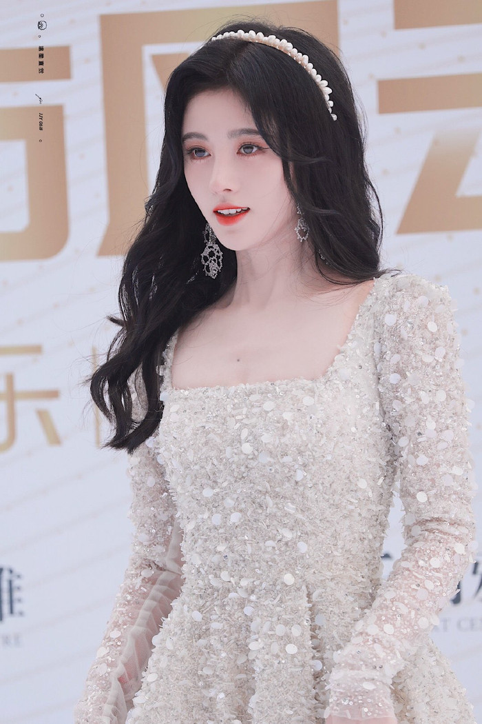 Cúc Tịnh Y cao quý, Mạnh Mỹ Kỳ xinh đẹp, Lý Nghệ Đồng như 'đắc tội' với stylist Ảnh 10